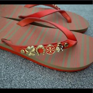 TORY BURCH charm flip flops! SIZE 7